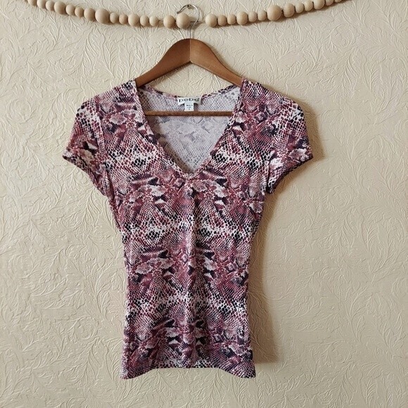 Bebe pink reptile print stretch top short sleeve v-neck Sz small - Picture 1 of 6